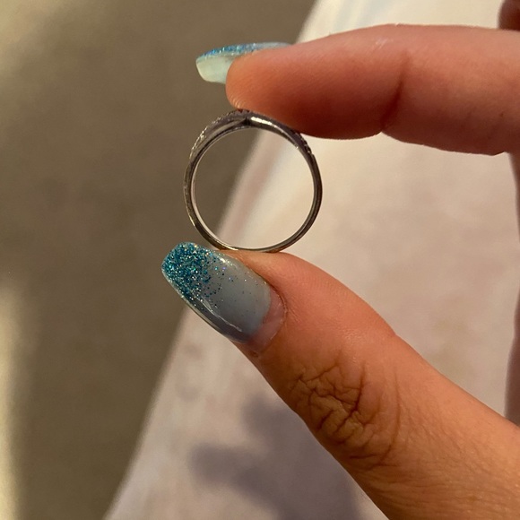 Cross over ring - Picture 3 of 4